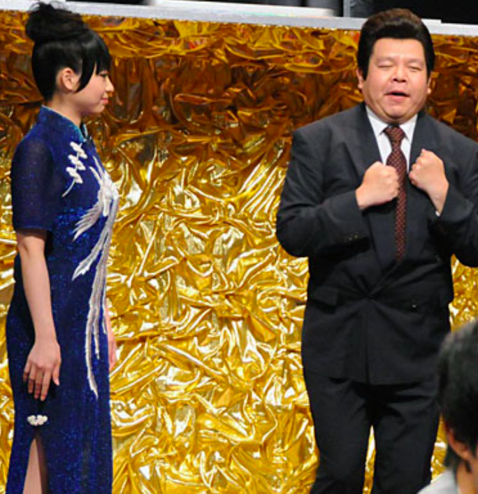 井上安世（左）に突然プロポーズする今別府直之（右）