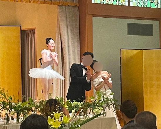 結婚披露宴に参加する松浦景子（左端）