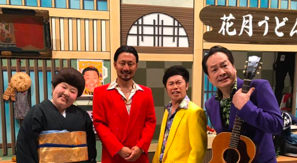 舞台でギターを持つ松浦真也