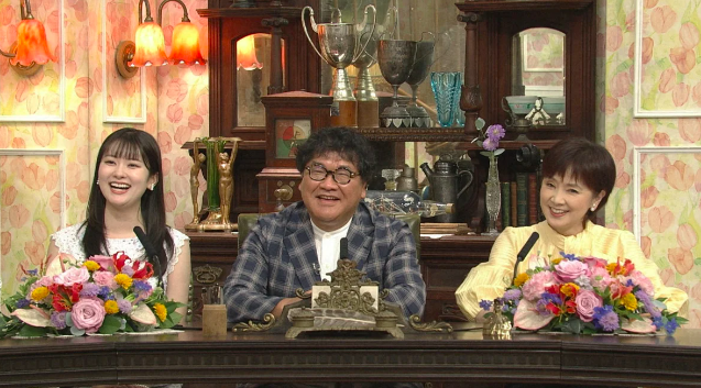『探偵!ナイトスクープ』に顧問として出演する岡部まり（左）