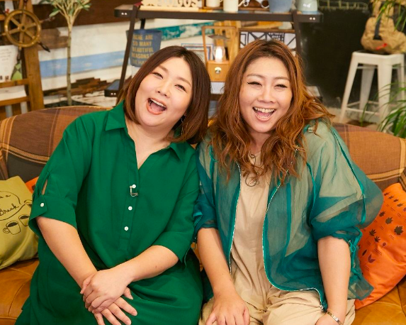 やすとも（左から海原やすよ、海原ともこ）