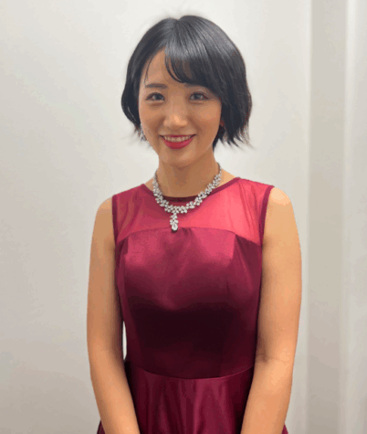 ドレス姿の東留伽