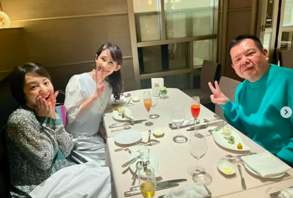 フランス料理を食べる武川智美（中央）