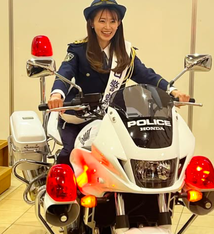 一日警察署長を務めた大家彩香