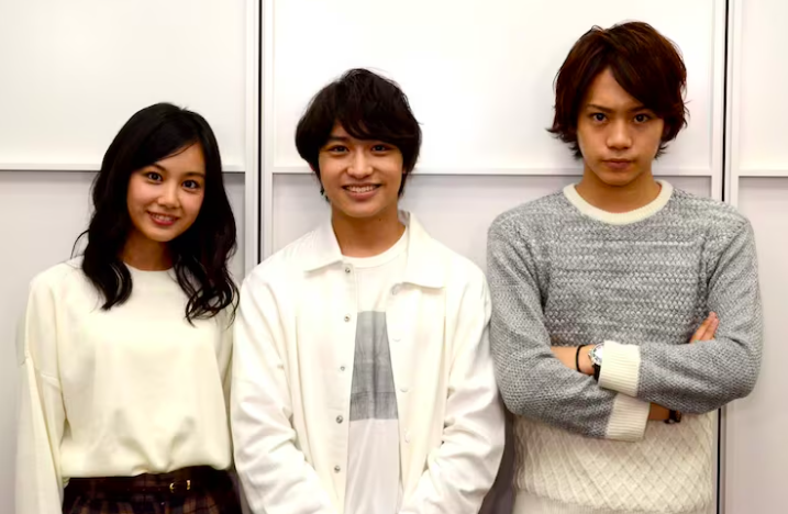 伊藤優衣（左）と松岡広大（中央）と佐藤流司（右）