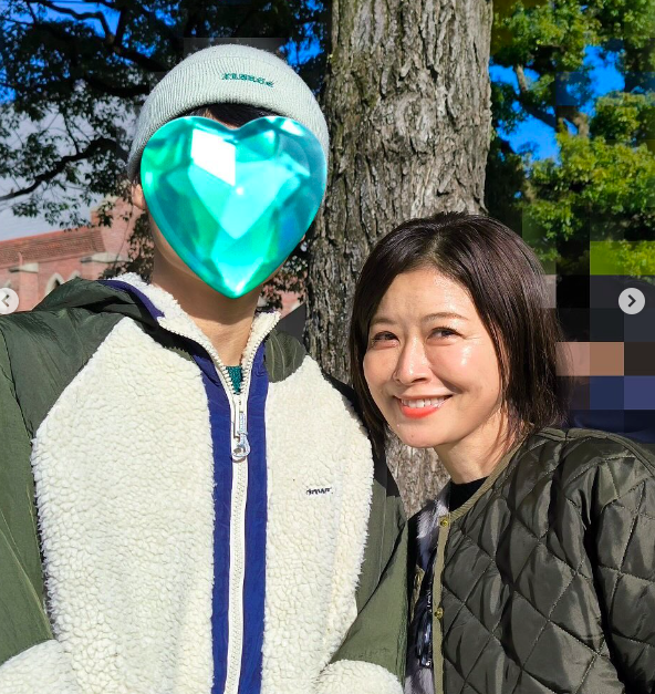 学園祭での松井愛と息子のツーショット