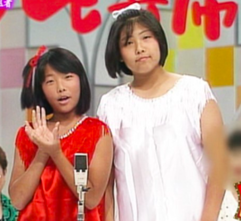 左から海原やすよ（10歳）ともこ（14歳）