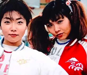左から海原やすよ（26歳）ともこ（30歳）くらい