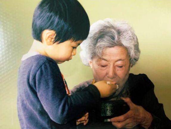 松井愛の幼少期の息子と曽祖母
