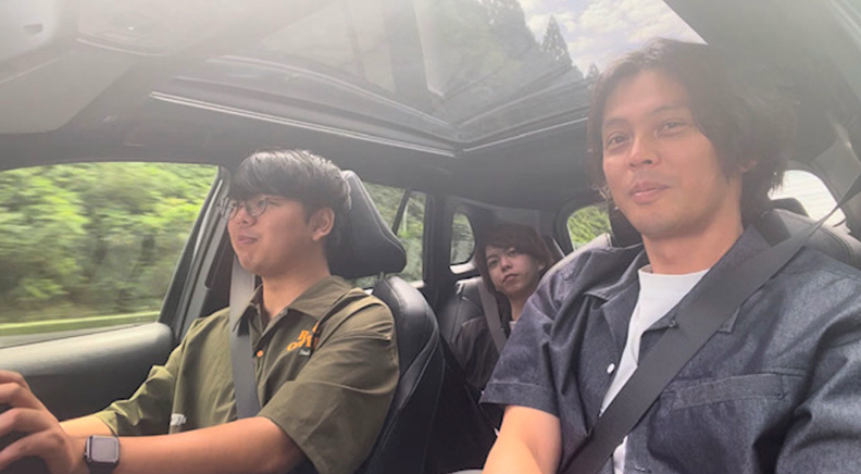 河相我聞と息子（長男が運転で次男は後部座席）