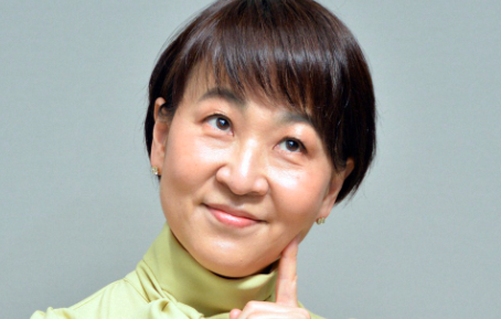 考え事をする元村有希子