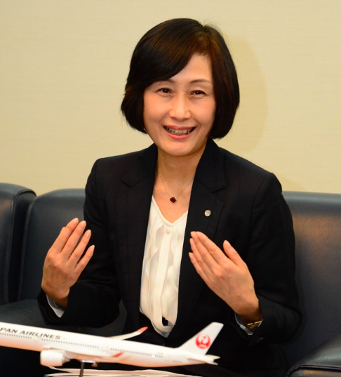 鳥取三津子の左手に指輪はみられない