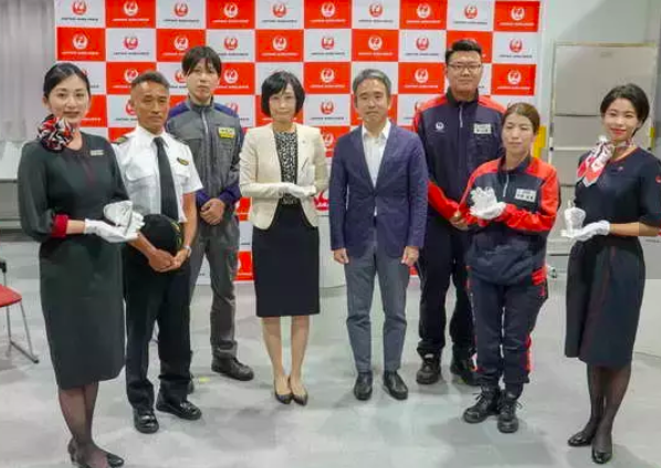 鳥取三津子（左から4番目）とJALの社員たち