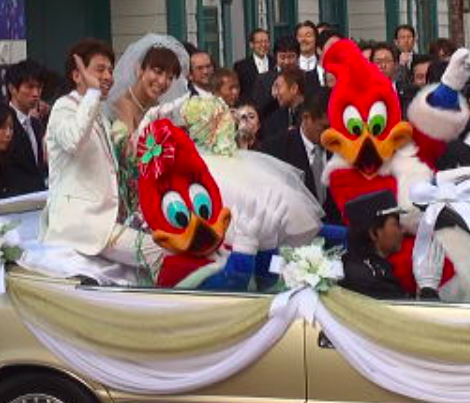 USJの結婚式での小寺右子と旦那（左）