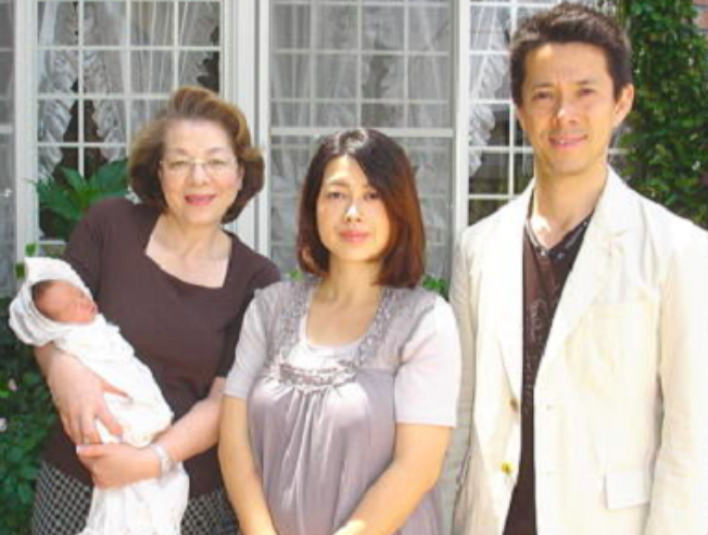 （右から）西川忠志と嫁と西川ヘレンと娘