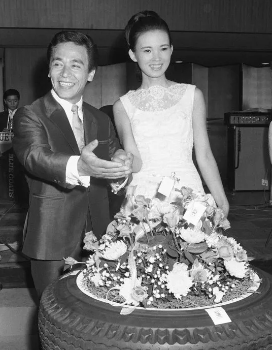 アイ・ジョージ（左）と妻（右）