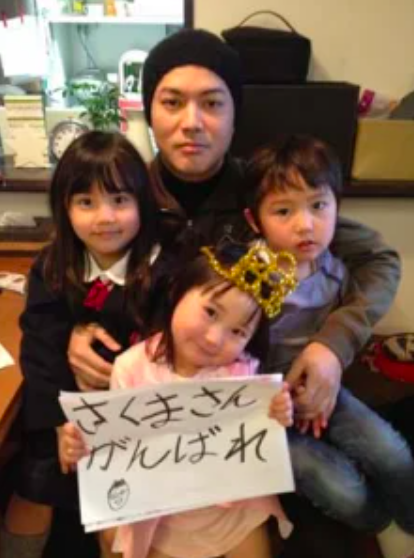 シャンプーハットこいでと3人の子供