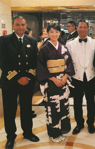 着物姿の畠山澄子（中央）