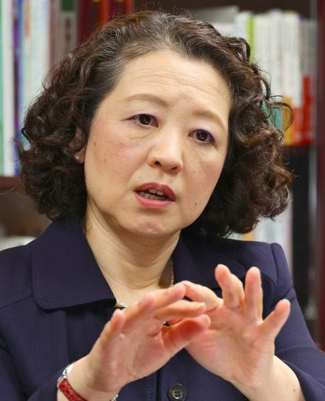 芳野友子の左手薬指に指輪はない
