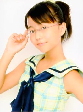 ハロプロエッグ時代のメガネ姿の新井愛瞳