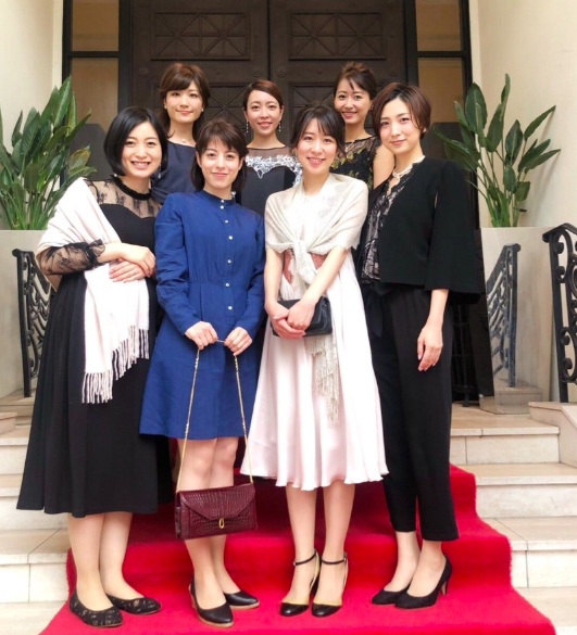 ミスキャンパスメンバーの結婚式に出席した吉川亜樹（後列右）