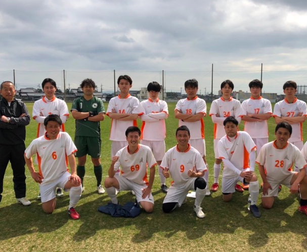 兵庫高校サッカー部OBチーム「武陽FC」に所属する小縣裕介（前列中央）