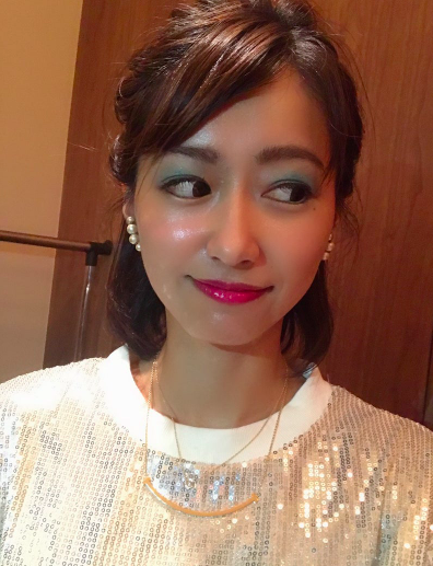 友達の結婚式で濃いメイクをした吉川亜樹