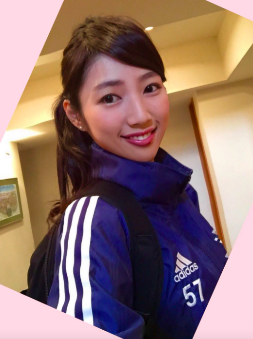 サッカー部のチームジャージを着ている森田絹子