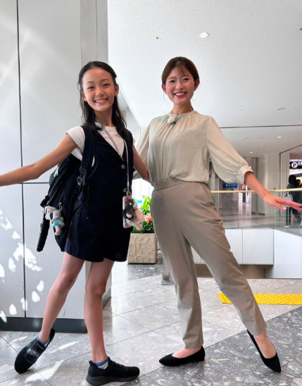 バレエの立ち姿を披露する兼子真衣（右）