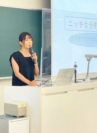 大谷大学で講義をする今井優杏