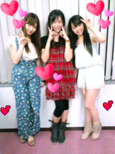 小嶋陽菜（左）と横山ルリカ（中央）