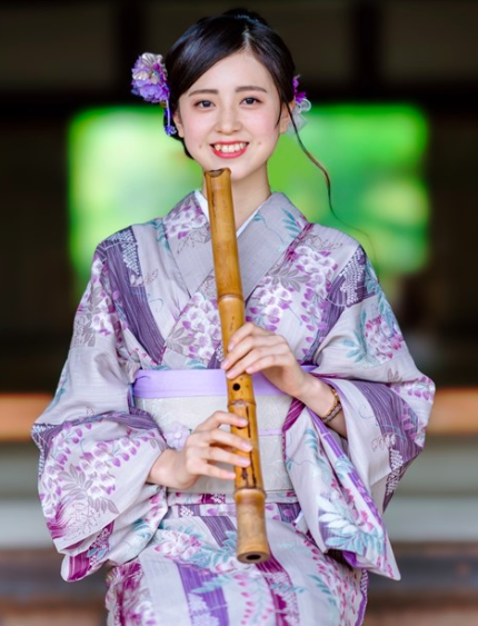 尺八を吹く竹内千景