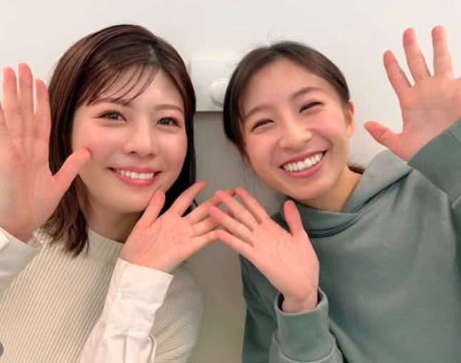 森唯菜（右）の左手薬指に指輪はみられない