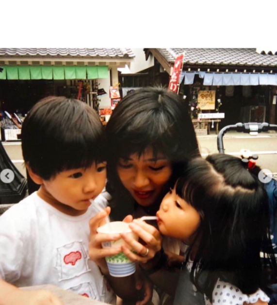 （右から）幼少期の森田絹子と母と兄