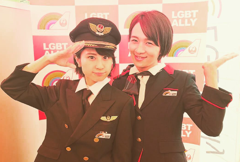 CAの制服を着用する直川貴博（右）