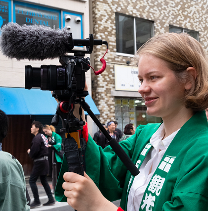 神田祭を取材するマライ・メントライン