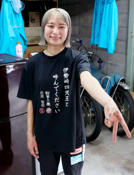 金髪でネイルもしている新井日和