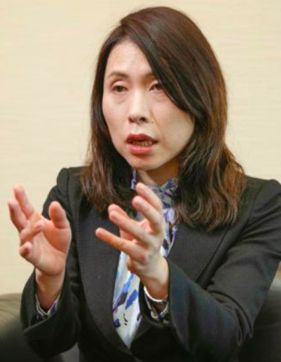 インタビューを受ける三牧聖子