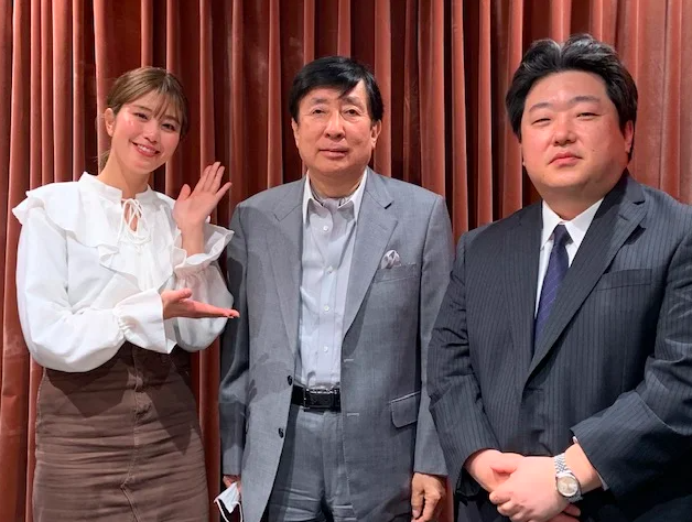 ラジオに出演した手嶋龍一（中央）