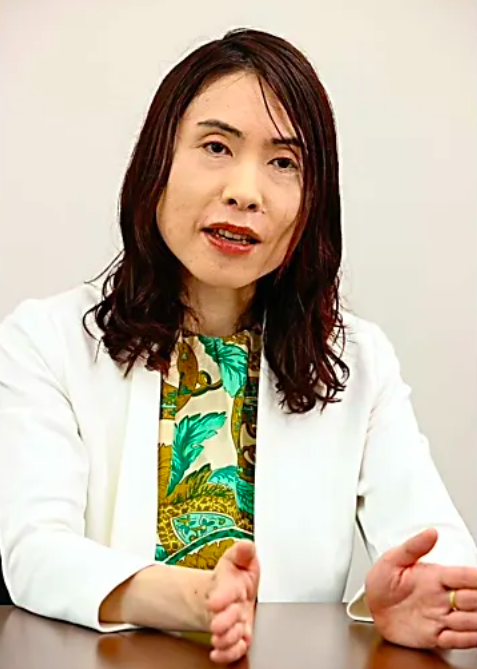 三牧聖子の左手中指には指輪がみられる