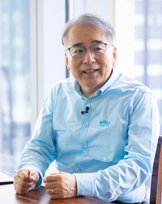 堤伸輔の左手薬指には指輪がみられる