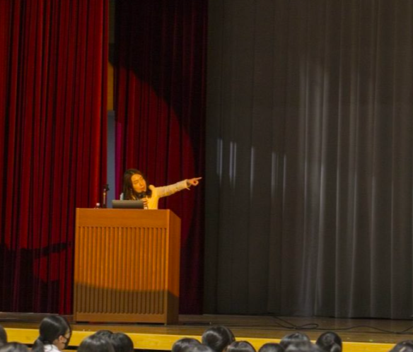 晃華学園中学校・高等学校で講演を行う三牧聖子
