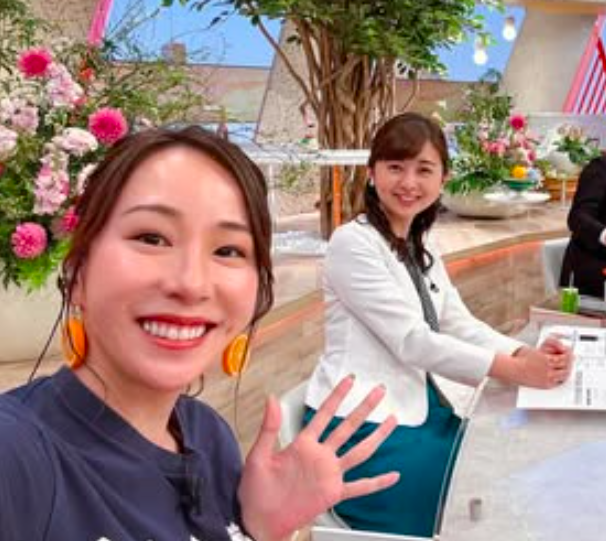 秋元里奈（左）の左手薬指に指輪はみられない