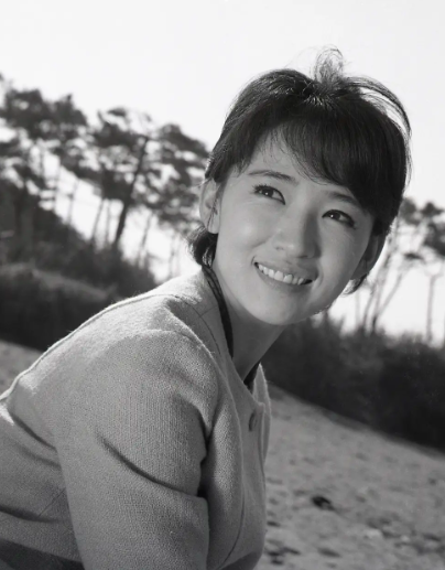 『真白き富士の嶺』に出演する芦川いづみ