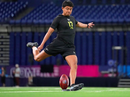 キックの練習をする松澤寛政