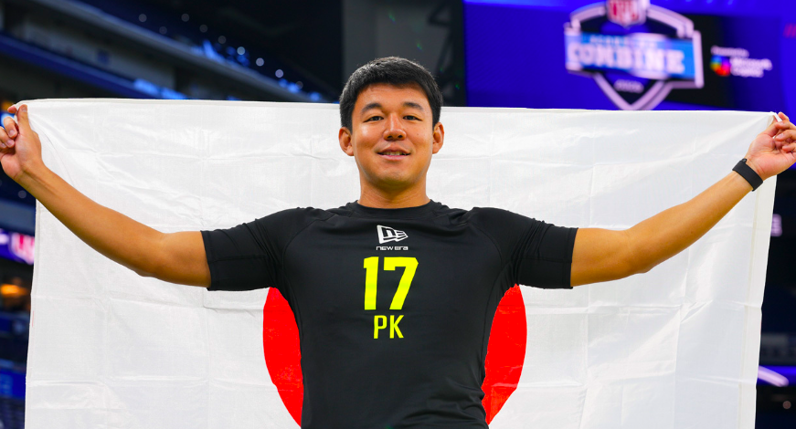 国旗を掲げる松澤寛政