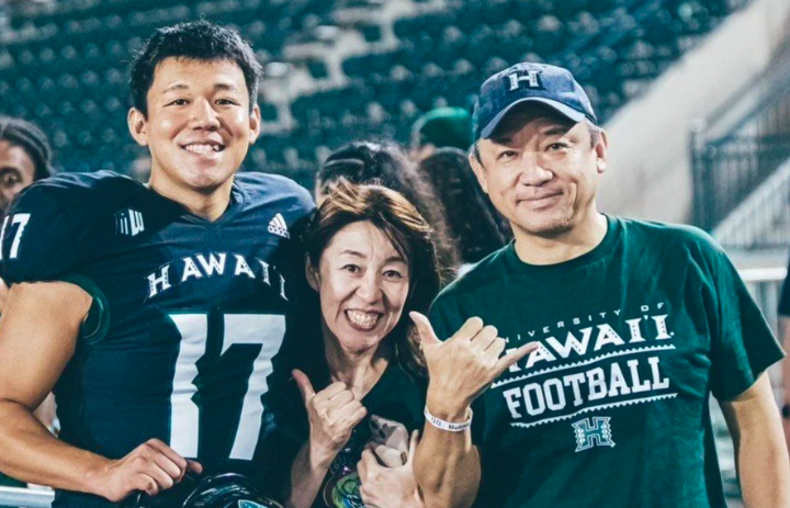 松澤寛政の母親（中央）と父親（右）