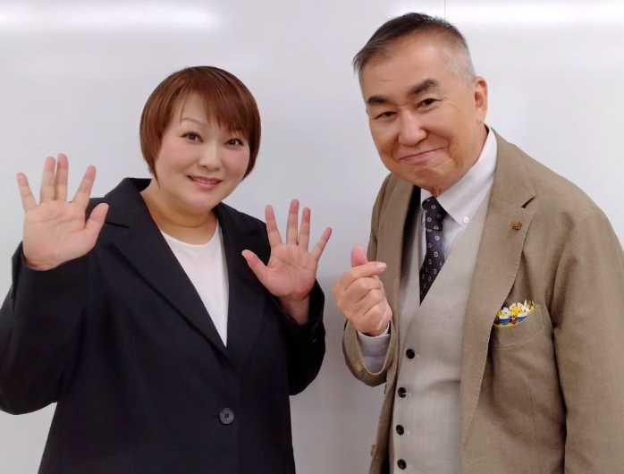 五十嵐サキ（左）の左手薬指に指輪はみられない