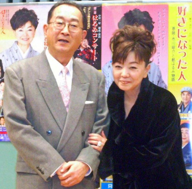 舞台で共演した矢崎滋と都はるみ
