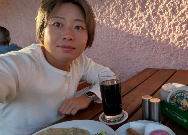 上田百寧の左手薬指に指輪はみられない